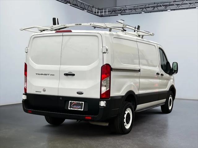 2022 ford transit-250 base