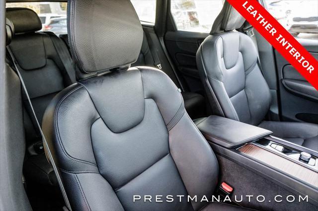 2024 volvo xc60 b5 plus dark theme