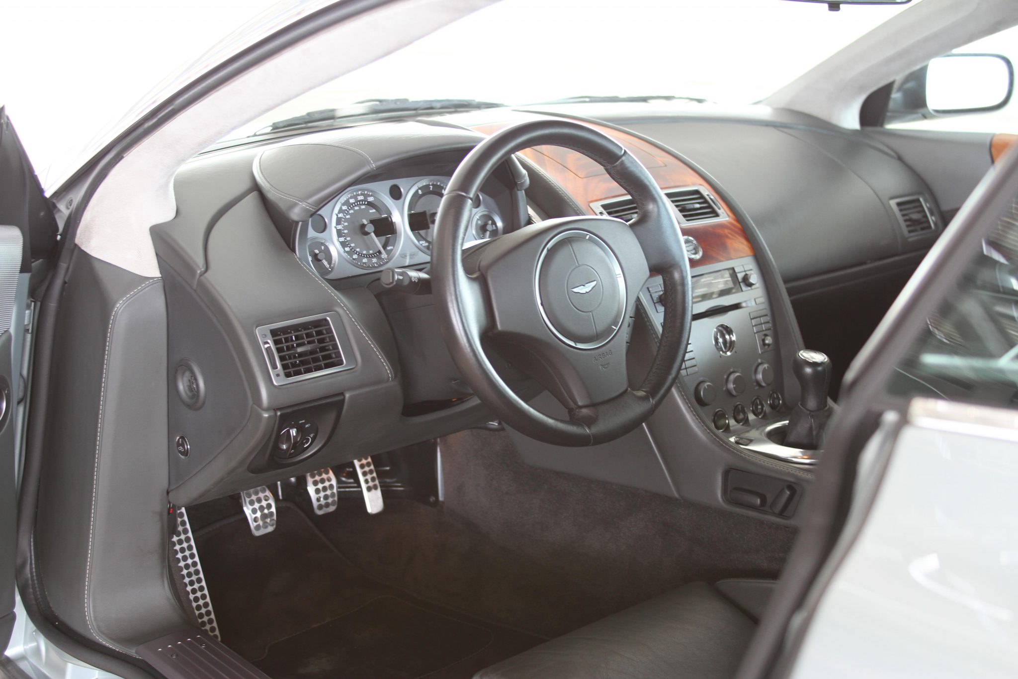 2005 aston martin db9 coupe 6-speed