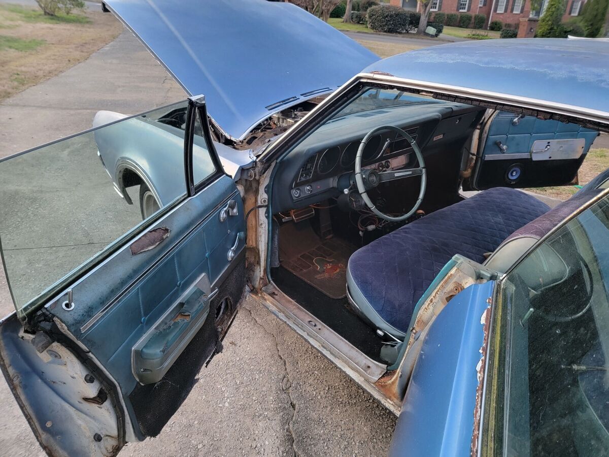 1968 delta 88 oldsmobile. 4 door sedan. runs but needs work