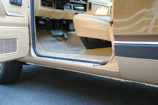 1987 dodge ramcharger - completely rust free - show quality! 318 v8 auto
