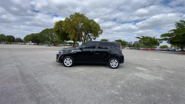 2023 kia soul lx