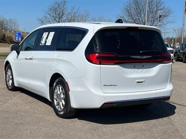 2023 chrysler pacifica touring l in howell, michigan