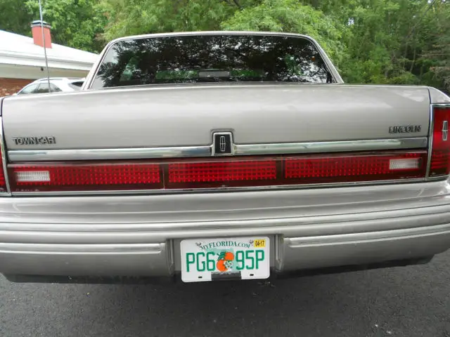 1994 lincoln town car signature sedan 4-door 4.6l