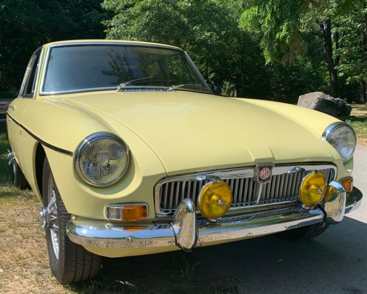 mg mgb gt- beautifully restored - overdrive- wires - celebrity ownership!