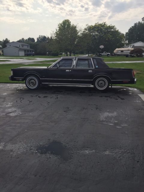1986 lincoln town car (signature)