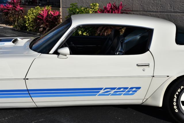 1981 chevrolet camaro z-28 matching numbers 350c.i. v8 ps pb a/c 0 white w/ tri