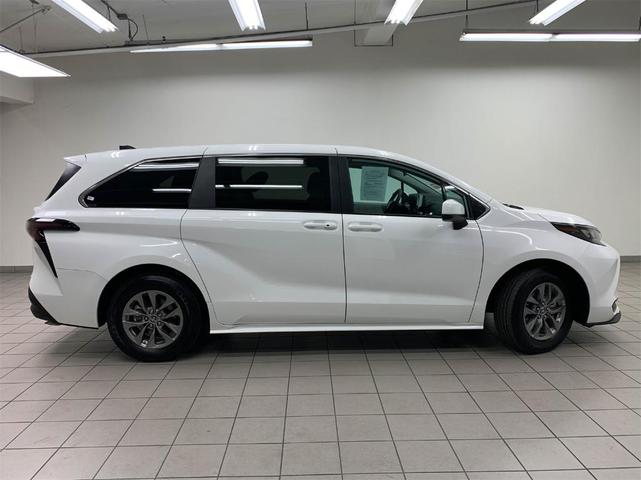 2024 toyota sienna le
