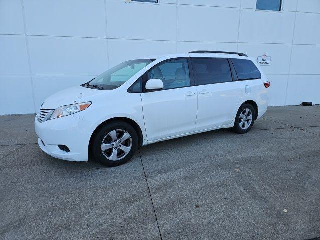 2017 toyota sienna le