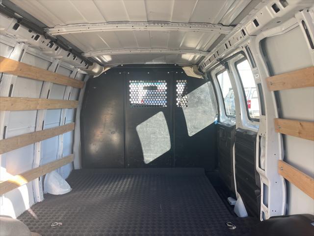 2022 chevrolet express 2500 rwd 2500 regular wheelbase wt