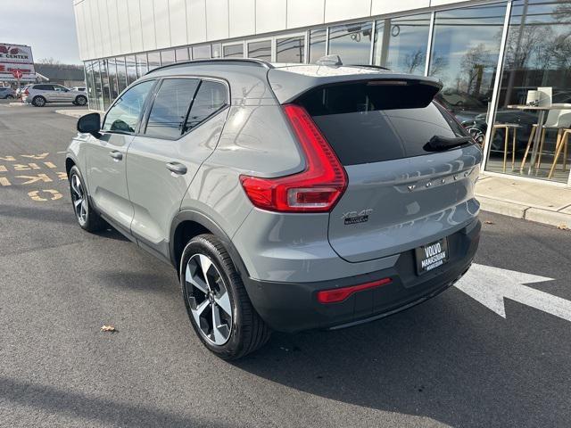 2024 volvo xc40 b5 plus dark theme