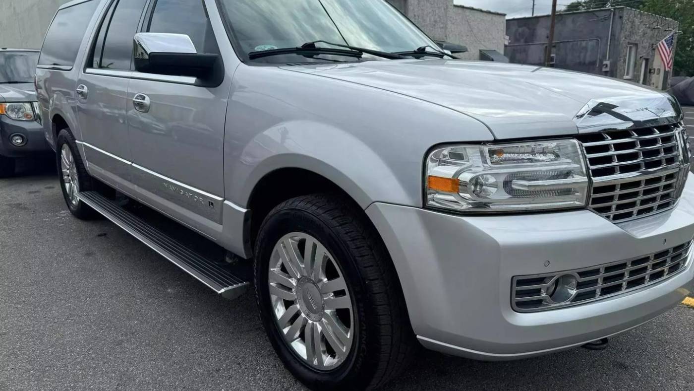 2011 lincoln navigator l base
