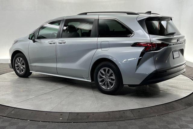 2021 toyota sienna le