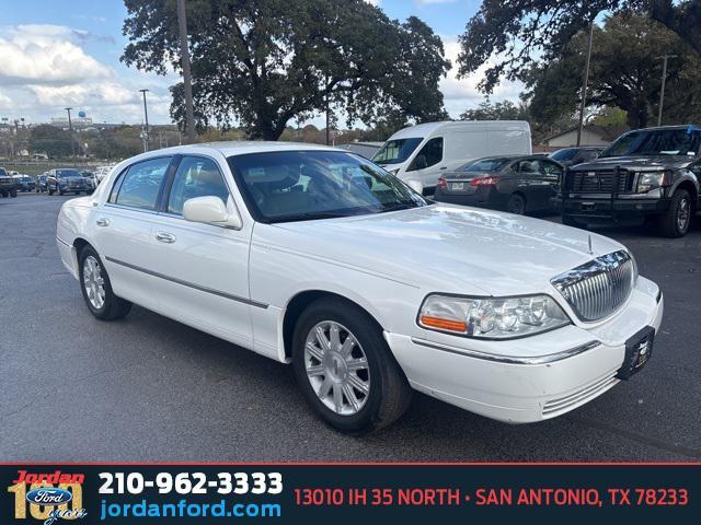 2011 lincoln town car signature