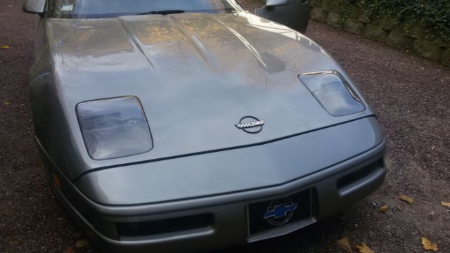 1985 beautiful chevy corvette in great condition