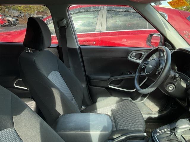 2022 kia soul lx