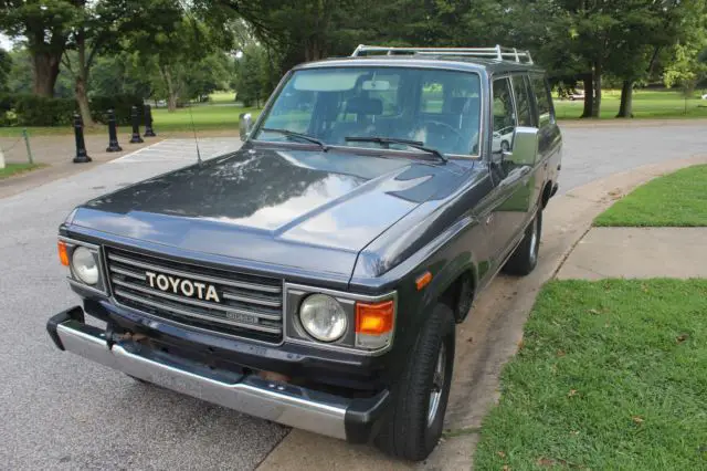 1986 toyota land cruiser hj60 with 5 spd h55 transmission 272,000km (170k miles)