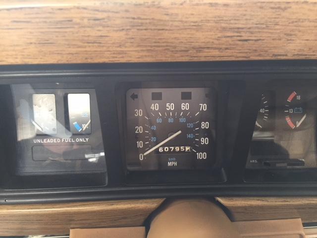 1986 grand wagoneer- low miles looks and runs excellent