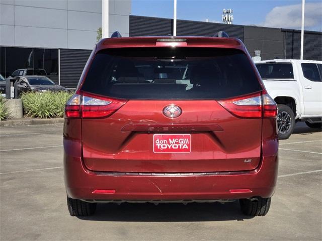 2017 toyota sienna le