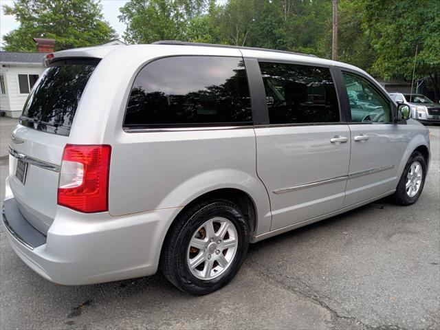 2011 chrysler town & country touring