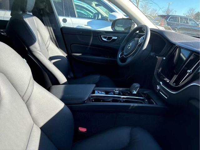 2023 volvo xc60 b5 plus dark theme