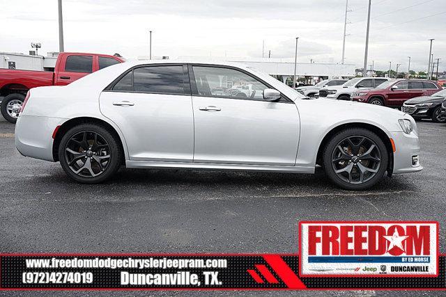 2022 chrysler 300 touring