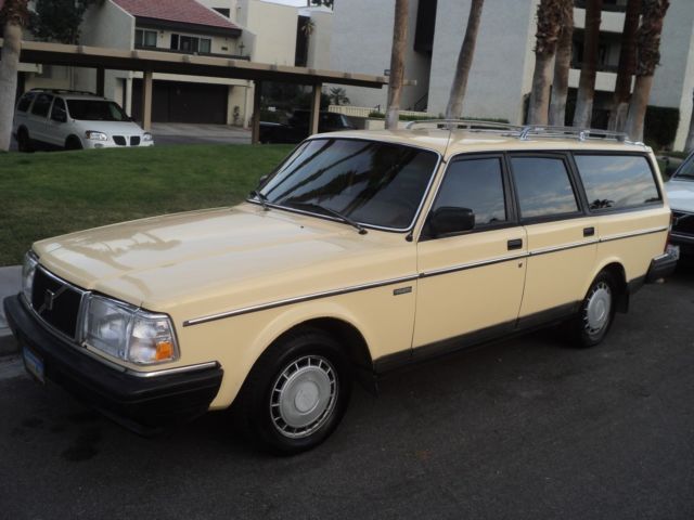 1986 volvo 240 dl wagon ( very clean )
