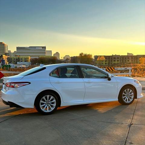 2020 toyota camry le