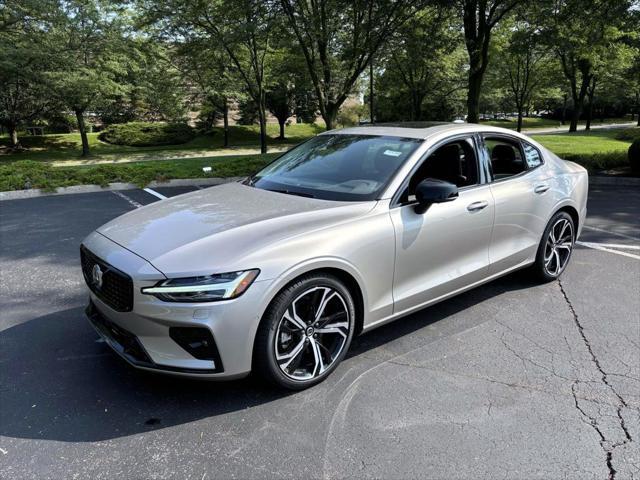 2024 volvo s60 b5 plus dark theme