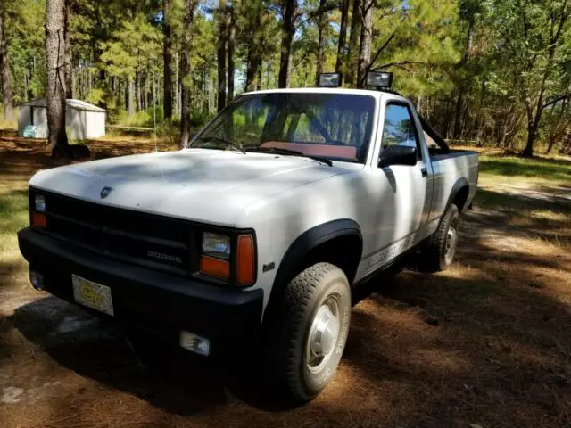 1989 dodge dakota 4x4, automatic, brand new tires, garage kept excellent cond