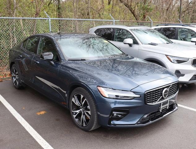 2024 volvo s60 b5 plus dark theme