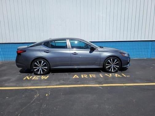 2019 nissan altima 2.5 sr in plymouth, wisconsin