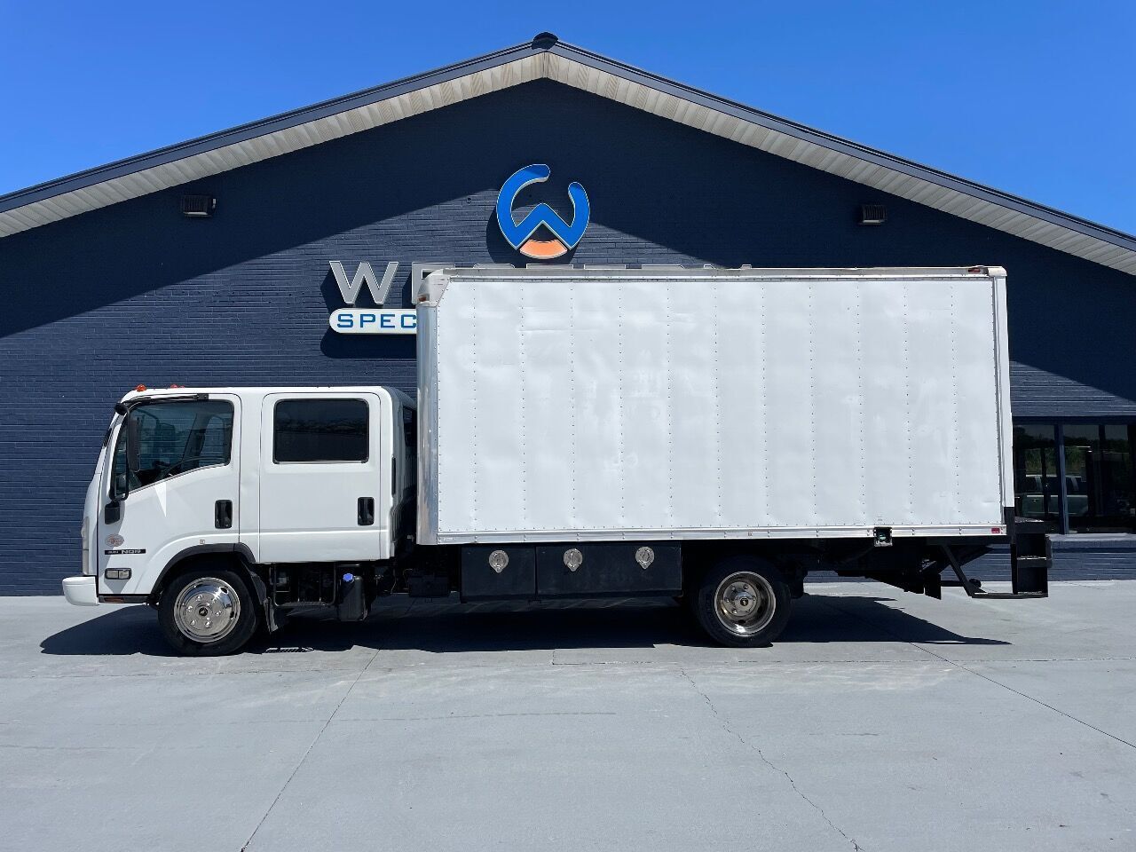 2011 isuzu crew cab box van