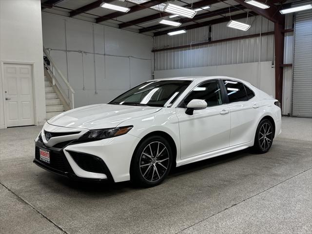 2024 toyota camry hybrid se