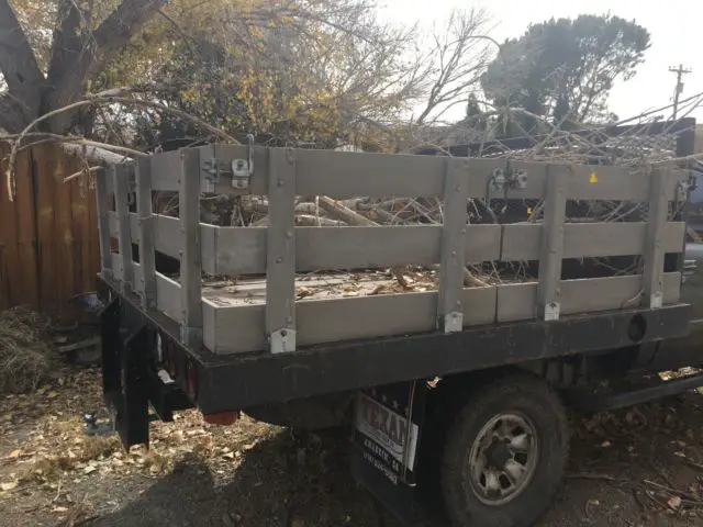 1988 4wd one ton toyota flatbed truck.great ranch or work truck! no rust!