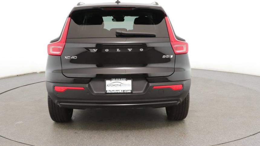 2023 volvo xc40 b5 plus dark theme