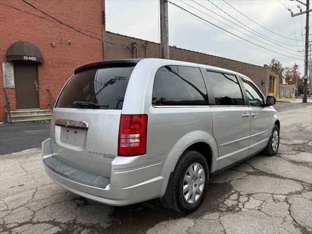 2010 chrysler town & country lx