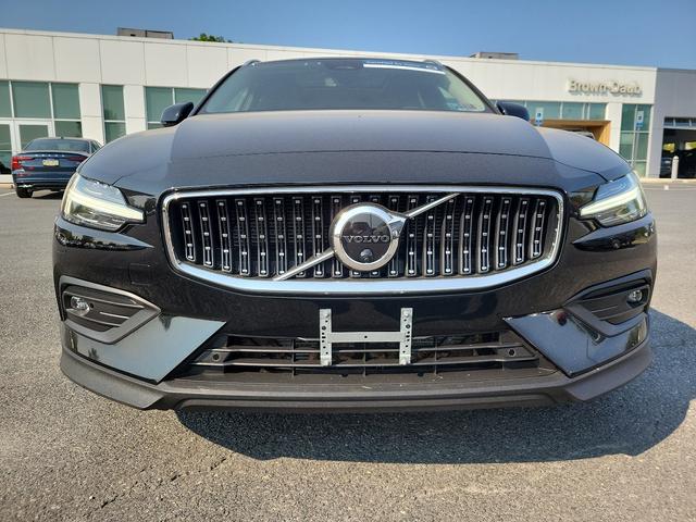 2023 volvo v60 cross country plus