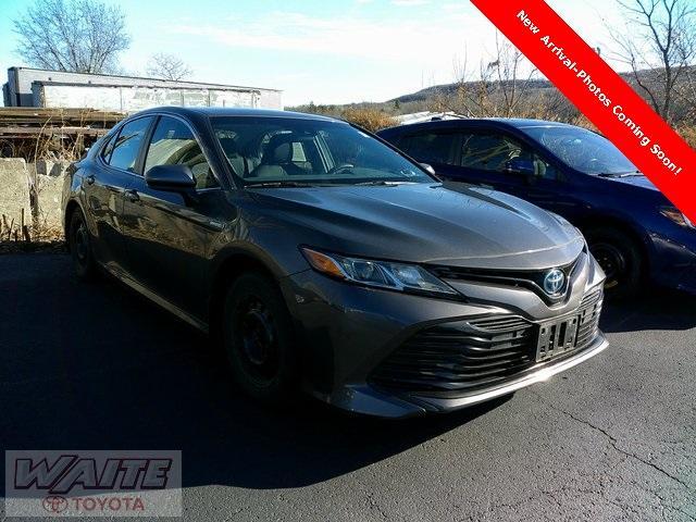 2018 toyota camry hybrid le