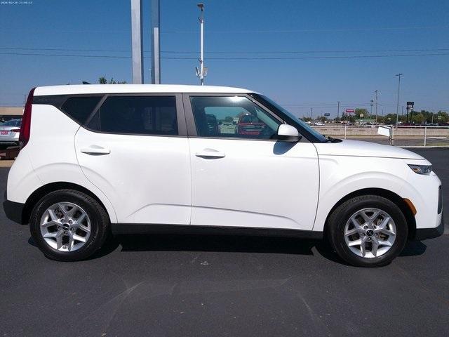 2022 kia soul lx