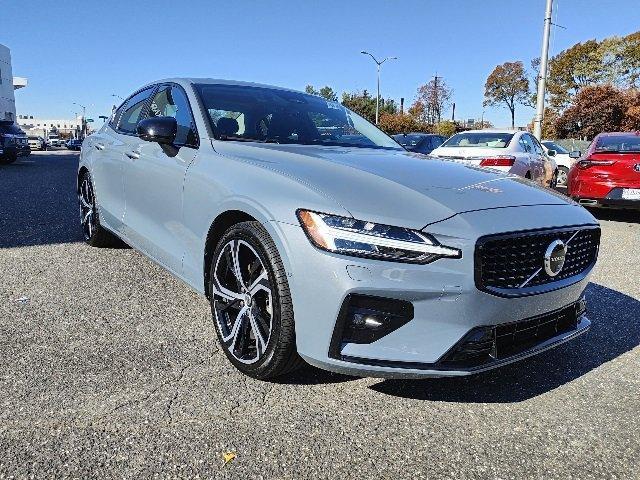 2024 volvo s60 b5 plus dark theme