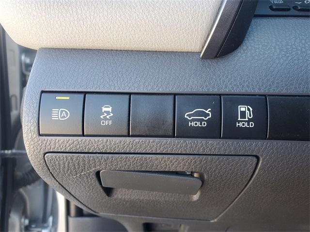 2021 toyota camry hybrid le