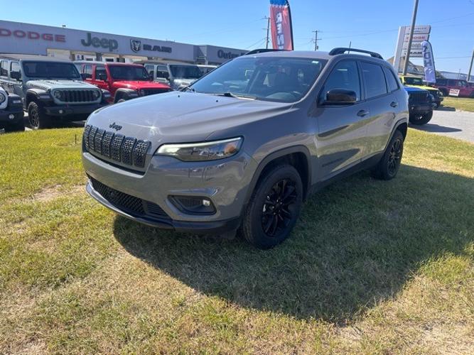 used 2023 jeep cherokee altitude