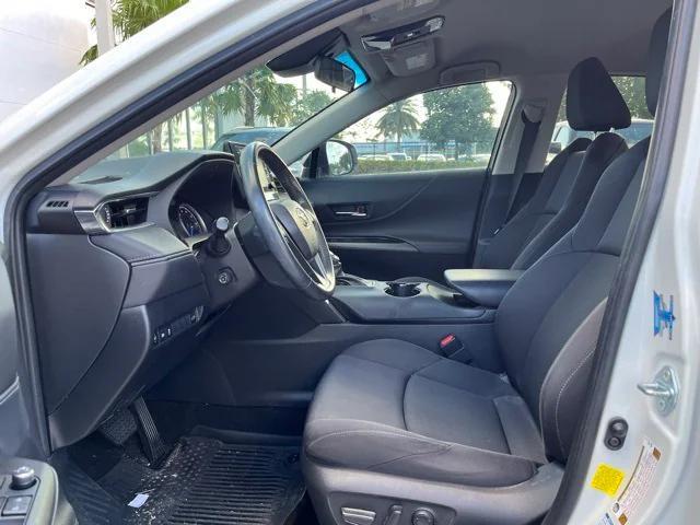 2022 toyota venza le