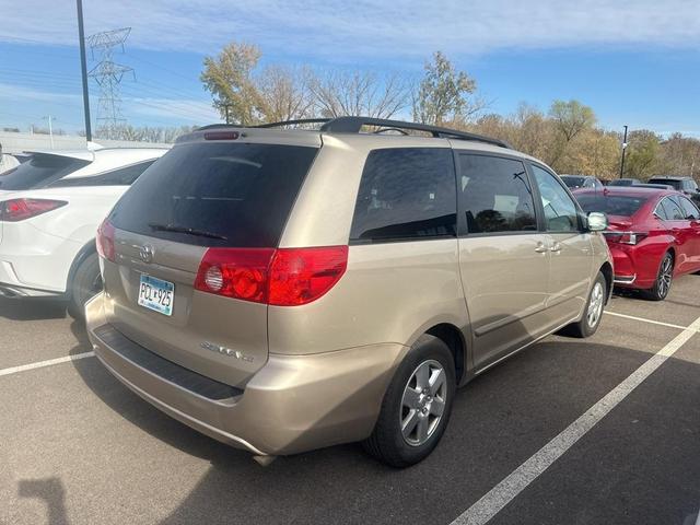 2010 toyota sienna le
