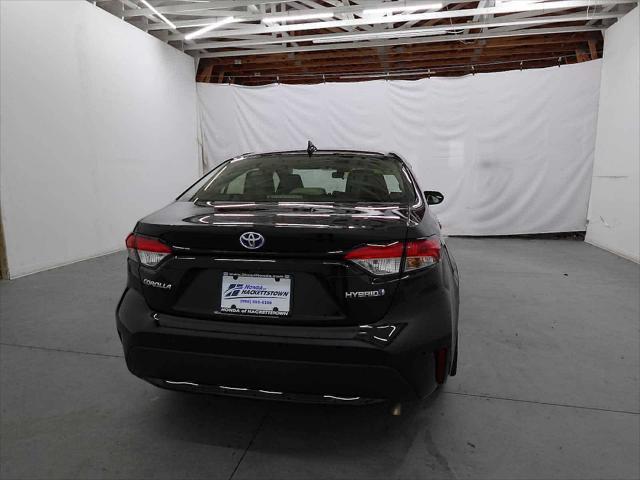 2022 toyota corolla hybrid le