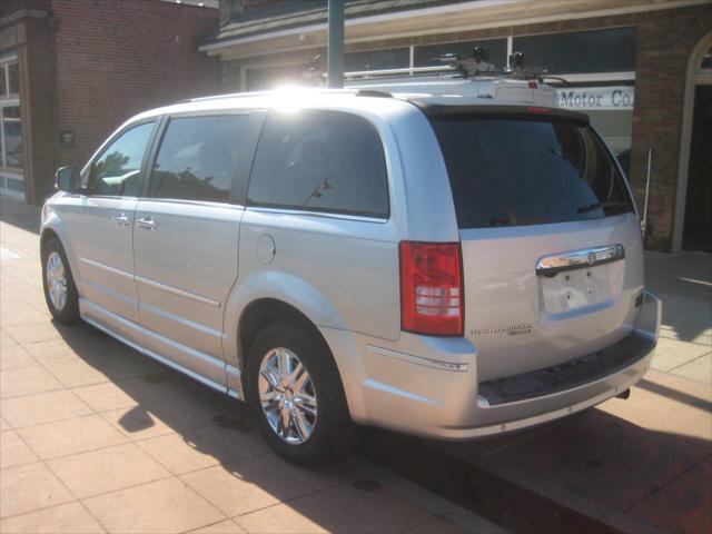 2008 chrysler town & country limited