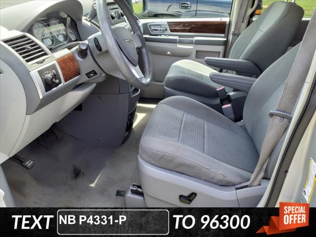 2010 chrysler town & country touring