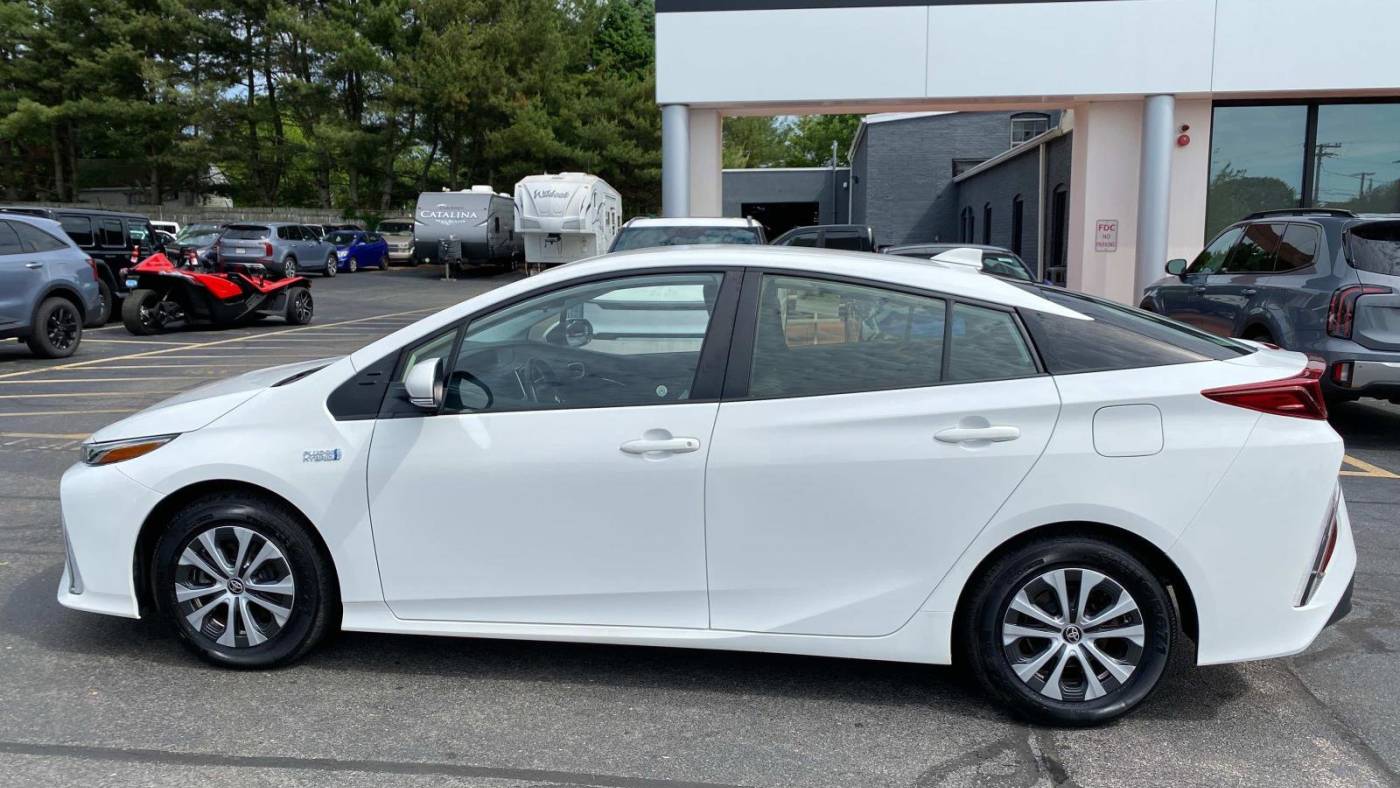 2021 toyota prius prime le