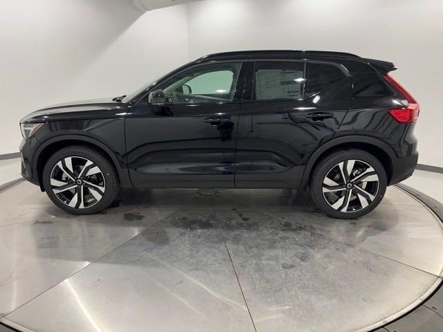 2024 volvo xc40 b5 plus dark theme